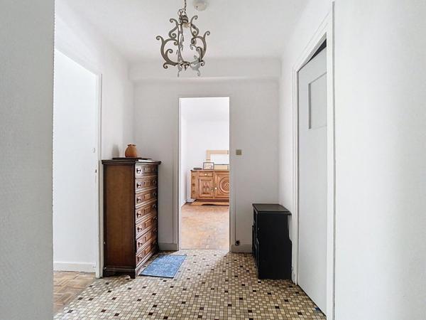 Spacieux T3 - A RENOVER - TASSIN LES 3 RENARDS