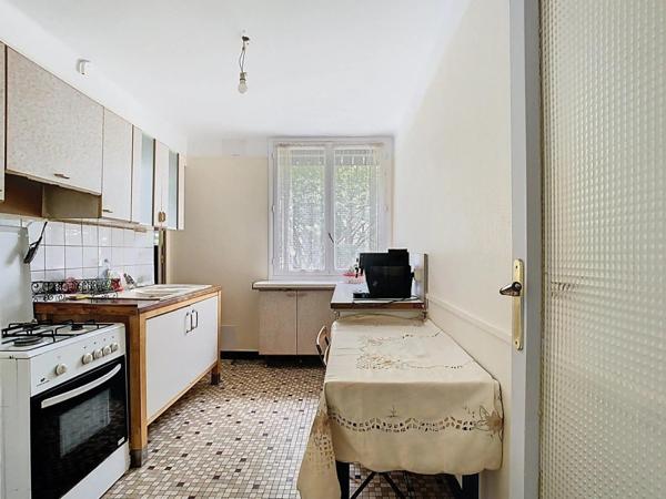 Spacieux T3 - A RENOVER - TASSIN LES 3 RENARDS