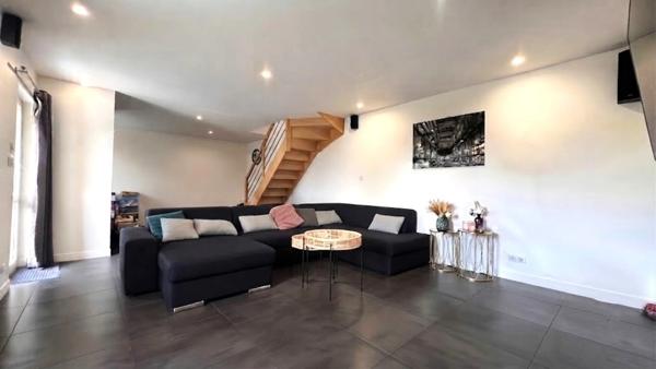 PLONÉIS (29) – Maison à vendre Type 6 de 115 m² habitable et 189 m² utile – Terrain de 1 320 m² – Double garage – Piscine