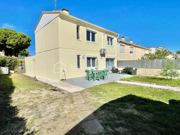 À découvrir, charmante maison trois faces d’environ 95 m², entièrement rénovée à l’intérieur, située dans un secteur recherché de Canet-en-Roussillon, à proximité de la mer et de toutes commodités. 

Elle se compose d’une belle pièce de vie avec cuisine aménagée et équipée, climatisation, toilettes indépendantes, garage avec espace buanderie et nombreux rangements. 
À l’étage, vous trouverez trois belles chambres avec placards ainsi qu’une salle d’eau élégante en travertin avec sa douche à l’italienne.

Bénéficiant d’une belle exposition est-ouest, cette maison offre également la possibilité de stationner un camping-car sur la parcelle. Terrain piscinable.

Un bien idéal pour une résidence principale ou secondaire, alliant confort, fonctionnalité et proximité du bord de mer.