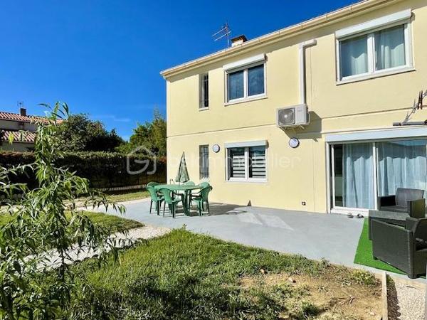 À découvrir, charmante maison trois faces d’environ 95 m², entièrement rénovée à l’intérieur, située dans un secteur recherché de Canet-en-Roussillon, à proximité de la mer et de toutes commodités. 

Elle se compose d’une belle pièce de vie avec cuisine aménagée et équipée, climatisation, toilettes indépendantes, garage avec espace buanderie et nombreux rangements. 
À l’étage, vous trouverez trois belles chambres avec placards ainsi qu’une salle d’eau élégante en travertin avec sa douche à l’italienne.

Bénéficiant d’une belle exposition est-ouest, cette maison offre également la possibilité de stationner un camping-car sur la parcelle. Terrain piscinable.

Un bien idéal pour une résidence principale ou secondaire, alliant confort, fonctionnalité et proximité du bord de mer.