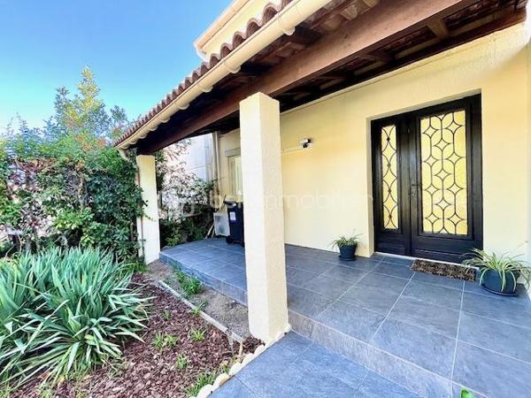 À découvrir, charmante maison trois faces d’environ 95 m², entièrement rénovée à l’intérieur, située dans un secteur recherché de Canet-en-Roussillon, à proximité de la mer et de toutes commodités. 

Elle se compose d’une belle pièce de vie avec cuisine aménagée et équipée, climatisation, toilettes indépendantes, garage avec espace buanderie et nombreux rangements. 
À l’étage, vous trouverez trois belles chambres avec placards ainsi qu’une salle d’eau élégante en travertin avec sa douche à l’italienne.

Bénéficiant d’une belle exposition est-ouest, cette maison offre également la possibilité de stationner un camping-car sur la parcelle. Terrain piscinable.

Un bien idéal pour une résidence principale ou secondaire, alliant confort, fonctionnalité et proximité du bord de mer.
