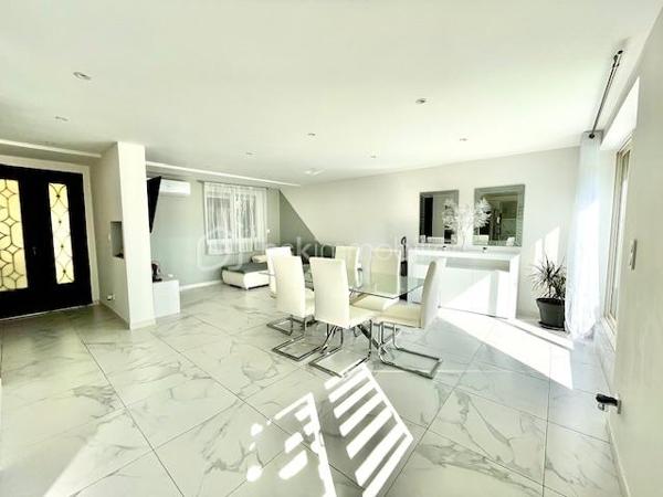 À découvrir, charmante maison trois faces d’environ 95 m², entièrement rénovée à l’intérieur, située dans un secteur recherché de Canet-en-Roussillon, à proximité de la mer et de toutes commodités. 

Elle se compose d’une belle pièce de vie avec cuisine aménagée et équipée, climatisation, toilettes indépendantes, garage avec espace buanderie et nombreux rangements. 
À l’étage, vous trouverez trois belles chambres avec placards ainsi qu’une salle d’eau élégante en travertin avec sa douche à l’italienne.

Bénéficiant d’une belle exposition est-ouest, cette maison offre également la possibilité de stationner un camping-car sur la parcelle. Terrain piscinable.

Un bien idéal pour une résidence principale ou secondaire, alliant confort, fonctionnalité et proximité du bord de mer.