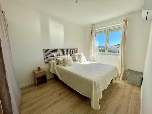 À découvrir, charmante maison trois faces d’environ 95 m², entièrement rénovée à l’intérieur, située dans un secteur recherché de Canet-en-Roussillon, à proximité de la mer et de toutes commodités. 

Elle se compose d’une belle pièce de vie avec cuisine aménagée et équipée, climatisation, toilettes indépendantes, garage avec espace buanderie et nombreux rangements. 
À l’étage, vous trouverez trois belles chambres avec placards ainsi qu’une salle d’eau élégante en travertin avec sa douche à l’italienne.

Bénéficiant d’une belle exposition est-ouest, cette maison offre également la possibilité de stationner un camping-car sur la parcelle. Terrain piscinable.

Un bien idéal pour une résidence principale ou secondaire, alliant confort, fonctionnalité et proximité du bord de mer.