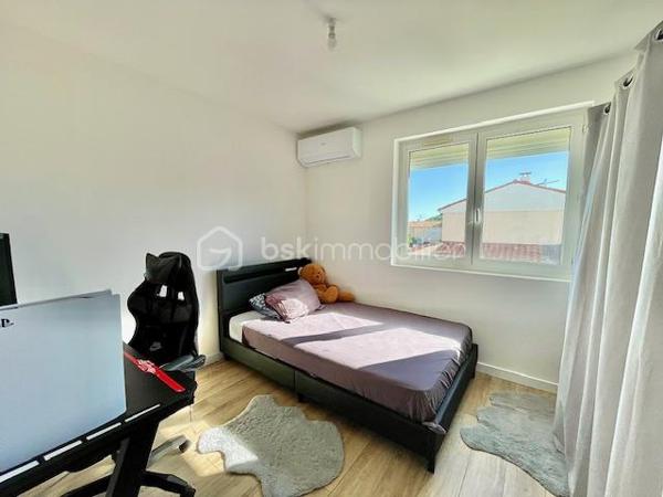 À découvrir, charmante maison trois faces d’environ 95 m², entièrement rénovée à l’intérieur, située dans un secteur recherché de Canet-en-Roussillon, à proximité de la mer et de toutes commodités. 

Elle se compose d’une belle pièce de vie avec cuisine aménagée et équipée, climatisation, toilettes indépendantes, garage avec espace buanderie et nombreux rangements. 
À l’étage, vous trouverez trois belles chambres avec placards ainsi qu’une salle d’eau élégante en travertin avec sa douche à l’italienne.

Bénéficiant d’une belle exposition est-ouest, cette maison offre également la possibilité de stationner un camping-car sur la parcelle. Terrain piscinable.

Un bien idéal pour une résidence principale ou secondaire, alliant confort, fonctionnalité et proximité du bord de mer.