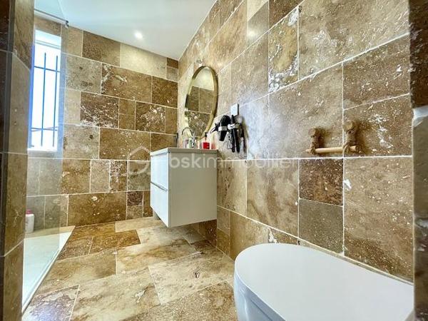 À découvrir, charmante maison trois faces d’environ 95 m², entièrement rénovée à l’intérieur, située dans un secteur recherché de Canet-en-Roussillon, à proximité de la mer et de toutes commodités. 

Elle se compose d’une belle pièce de vie avec cuisine aménagée et équipée, climatisation, toilettes indépendantes, garage avec espace buanderie et nombreux rangements. 
À l’étage, vous trouverez trois belles chambres avec placards ainsi qu’une salle d’eau élégante en travertin avec sa douche à l’italienne.

Bénéficiant d’une belle exposition est-ouest, cette maison offre également la possibilité de stationner un camping-car sur la parcelle. Terrain piscinable.

Un bien idéal pour une résidence principale ou secondaire, alliant confort, fonctionnalité et proximité du bord de mer.