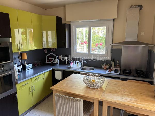 Villa de plain-pied – 100 m² – Coup de cœur assuré
Laissez-vous séduire par cette charmante villa de plain-pied, véritable havre de paix niché au cœur d’un environnement naturel préservé, dans l’un des quartiers résidentiels les plus prisés du secteur.
Baignée de lumière, cette propriété d’environ 100 m² s’ouvre sur un magnifique jardin arboré de 3 062 m², agrémenté d’une piscine et entièrement sans vis-à-vis, offrant un cadre de vie rare où intimité et sérénité sont au rendez-vous.
Le séjour, chaleureux et lumineux, se prolonge harmonieusement vers deux belles terrasses ensoleillées, idéales pour profiter de moments de convivialité en toute saison.
La maison propose également :
une cuisine indépendante,
trois chambres confortables,
une salle de bain,
des WC séparés.
Atout supplémentaire : une dépendance indépendante d’environ 40 m², parfaite pour accueillir famille et amis ou envisager un projet locatif.
Une propriété pleine de charme, idéale en résidence principale comme en maison de vacances.
