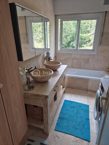 Villa de plain-pied – 100 m² – Coup de cœur assuré
Laissez-vous séduire par cette charmante villa de plain-pied, véritable havre de paix niché au cœur d’un environnement naturel préservé, dans l’un des quartiers résidentiels les plus prisés du secteur.
Baignée de lumière, cette propriété d’environ 100 m² s’ouvre sur un magnifique jardin arboré de 3 062 m², agrémenté d’une piscine et entièrement sans vis-à-vis, offrant un cadre de vie rare où intimité et sérénité sont au rendez-vous.
Le séjour, chaleureux et lumineux, se prolonge harmonieusement vers deux belles terrasses ensoleillées, idéales pour profiter de moments de convivialité en toute saison.
La maison propose également :
une cuisine indépendante,
trois chambres confortables,
une salle de bain,
des WC séparés.
Atout supplémentaire : une dépendance indépendante d’environ 40 m², parfaite pour accueillir famille et amis ou envisager un projet locatif.
Une propriété pleine de charme, idéale en résidence principale comme en maison de vacances.