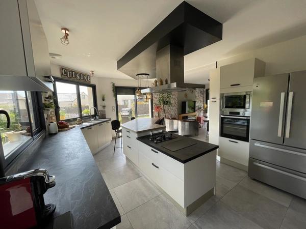 5' Saumur Pavillon de 2018 avec de belles prestations- Suite parentale de plain pied- 4 chambres ur 727 m2 de terrain arboré clos