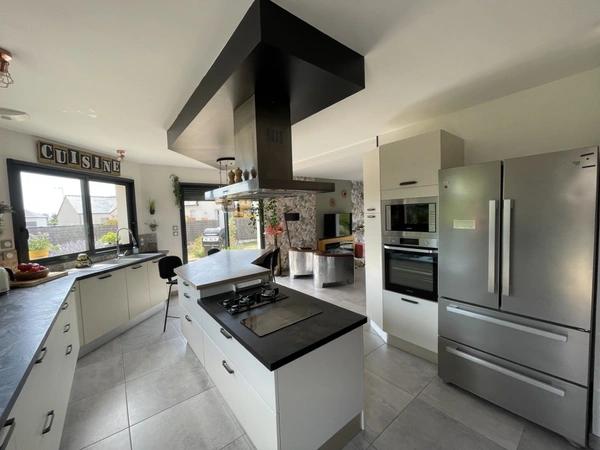 5' Saumur Pavillon de 2018 avec de belles prestations- Suite parentale de plain pied- 4 chambres ur 727 m2 de terrain arboré clos