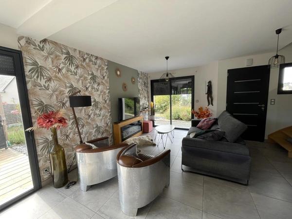 5' Saumur Pavillon de 2018 avec de belles prestations- Suite parentale de plain pied- 4 chambres ur 727 m2 de terrain arboré clos