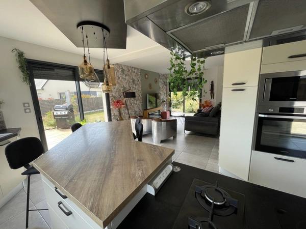5' Saumur Pavillon de 2018 avec de belles prestations- Suite parentale de plain pied- 4 chambres ur 727 m2 de terrain arboré clos