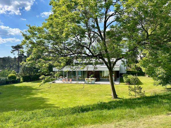 VILLA D'ARCHITECTE D'EXCEPTION UN CADRE DE VIE PRIVILÉGIÉ AU COEUR DU GOLF