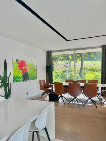 VILLA D'ARCHITECTE D'EXCEPTION UN CADRE DE VIE PRIVILÉGIÉ AU COEUR DU GOLF