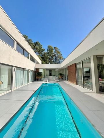 VILLA D'ARCHITECTE D'EXCEPTION UN CADRE DE VIE PRIVILÉGIÉ AU COEUR DU GOLF