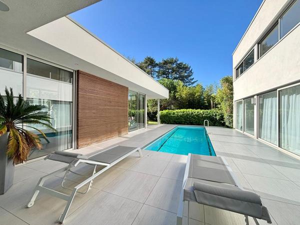 VILLA D'ARCHITECTE D'EXCEPTION UN CADRE DE VIE PRIVILÉGIÉ AU COEUR DU GOLF
