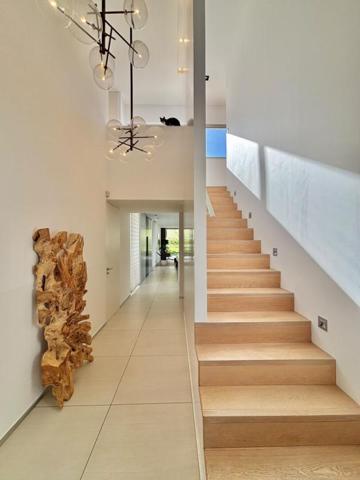 VILLA D'ARCHITECTE D'EXCEPTION UN CADRE DE VIE PRIVILÉGIÉ AU COEUR DU GOLF
