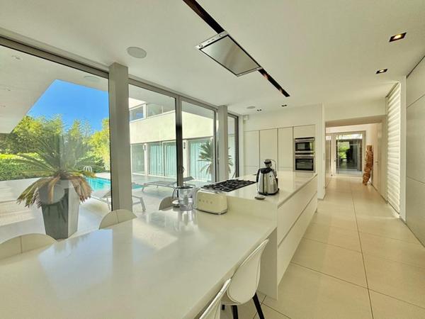 VILLA D'ARCHITECTE D'EXCEPTION UN CADRE DE VIE PRIVILÉGIÉ AU COEUR DU GOLF
