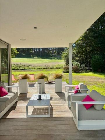 VILLA D'ARCHITECTE D'EXCEPTION UN CADRE DE VIE PRIVILÉGIÉ AU COEUR DU GOLF
