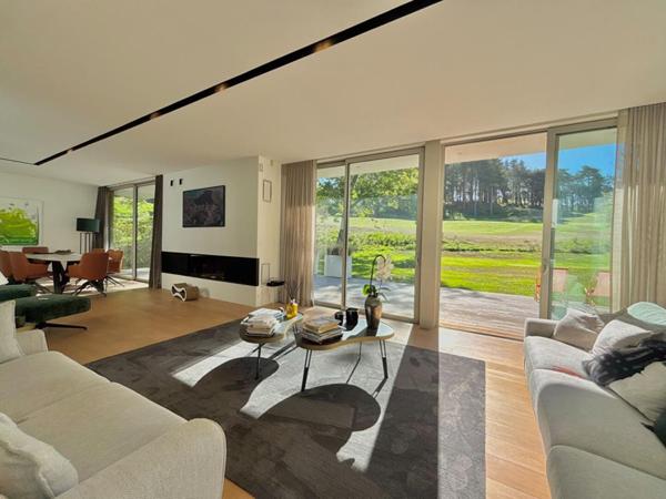VILLA D'ARCHITECTE D'EXCEPTION UN CADRE DE VIE PRIVILÉGIÉ AU COEUR DU GOLF