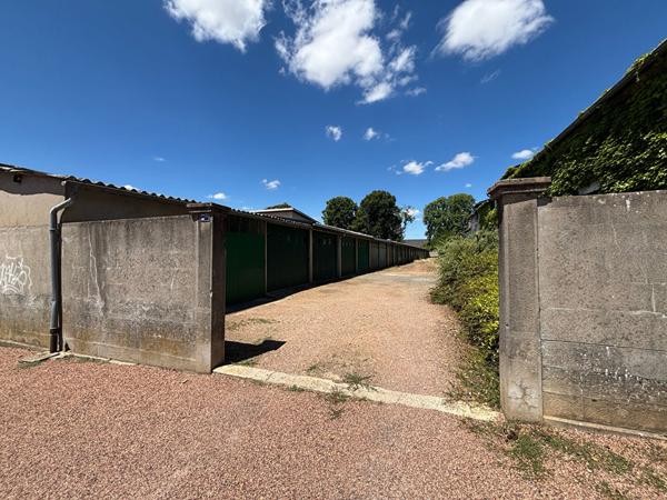 EN VENTE - FOURCHAMBAULT - MAISON DE VILLE 79m² avec cour, atelier et garage