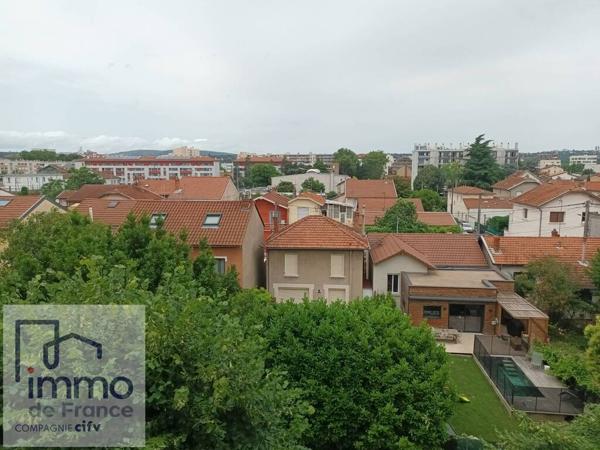 Villeurbanne prox Place Croix-Luizet. Dans un écrin de verdure. F3 de 55 m² (exc. état) vendu avec une cave.