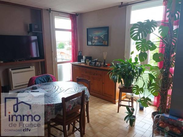 Villeurbanne prox Place Croix-Luizet. Dans un écrin de verdure. F3 de 55 m² (exc. état) vendu avec une cave.