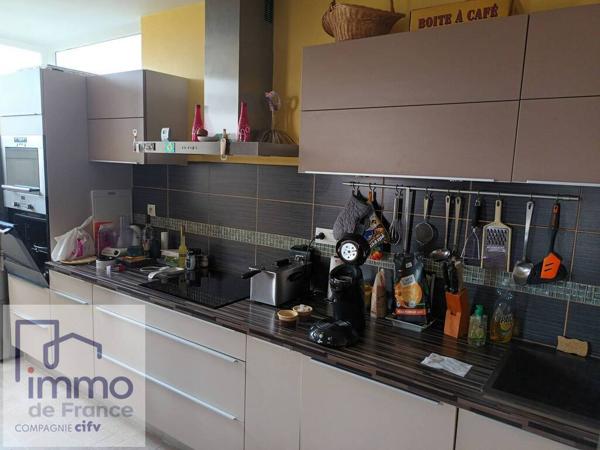 Villeurbanne prox Place Croix-Luizet. Dans un écrin de verdure. F3 de 55 m² (exc. état) vendu avec une cave.