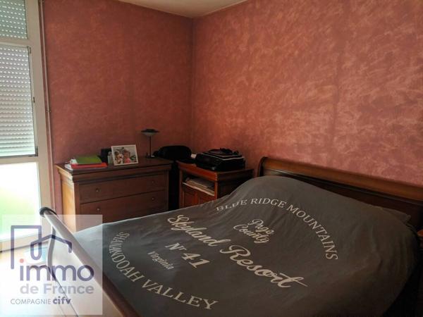 Villeurbanne prox Place Croix-Luizet. Dans un écrin de verdure. F3 de 55 m² (exc. état) vendu avec une cave.