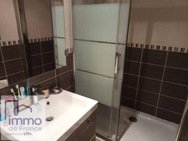 Villeurbanne prox Place Croix-Luizet. Dans un écrin de verdure. F3 de 55 m² (exc. état) vendu avec une cave.