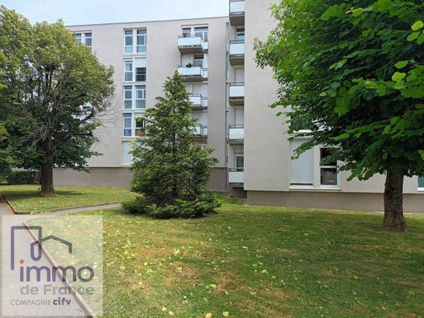 Villeurbanne prox Place Croix-Luizet. Dans un écrin de verdure. F3 de 55 m² (exc. état) vendu avec une cave.