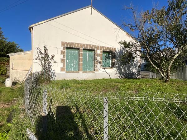 A 2 pas de Ragon, dans un hameau, En VENTE Longère 3 chambres de 95m2 à rénover, jardin !