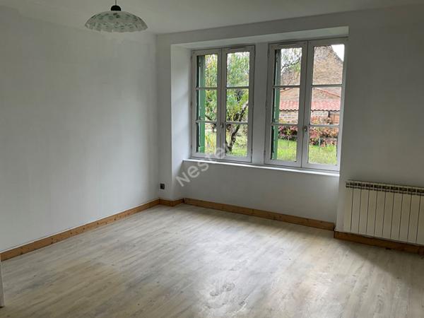 A 2 pas de Ragon, dans un hameau, En VENTE Longère 3 chambres de 95m2 à rénover, jardin !