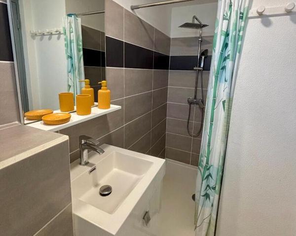 Appartement à louer 716 € CC ST FRANCOIS 1 pièce 17 m² DPE B