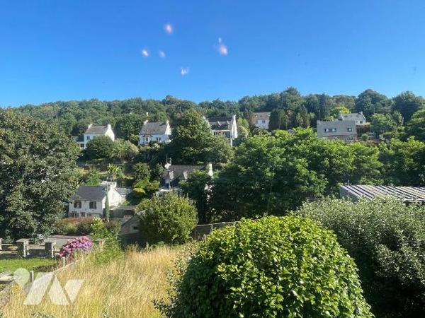 A pieds des commodités, 
Adorable maison de plain-pied de 62,12m² environ à rénover, cachant u...