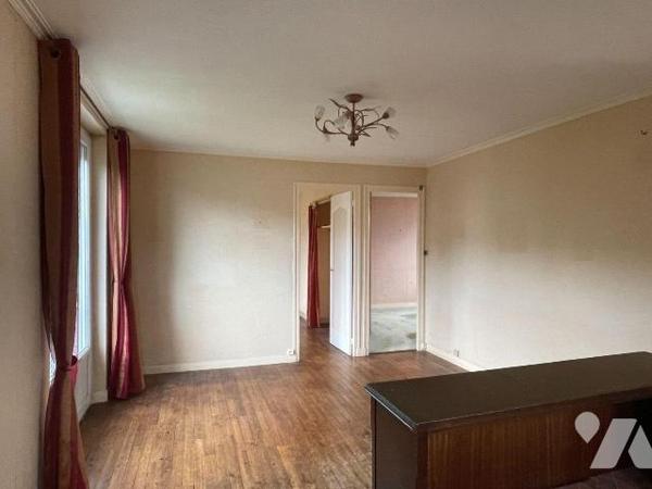 A pieds des commodités, 
Adorable maison de plain-pied de 62,12m² environ à rénover, cachant u...