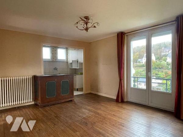 A pieds des commodités, 
Adorable maison de plain-pied de 62,12m² environ à rénover, cachant u...