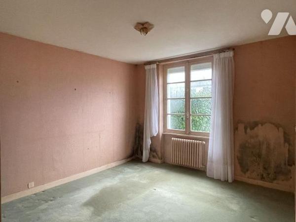 A pieds des commodités, 
Adorable maison de plain-pied de 62,12m² environ à rénover, cachant u...