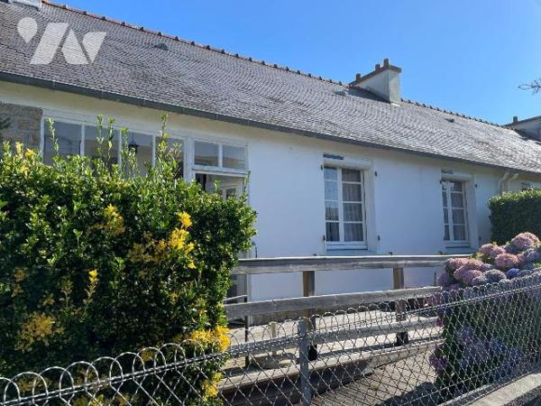 A pieds des commodités, 
Adorable maison de plain-pied de 62,12m² environ à rénover, cachant u...