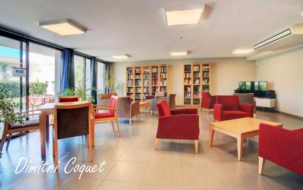 T2 en résidence séniors avec loggia, cellier et place de parking