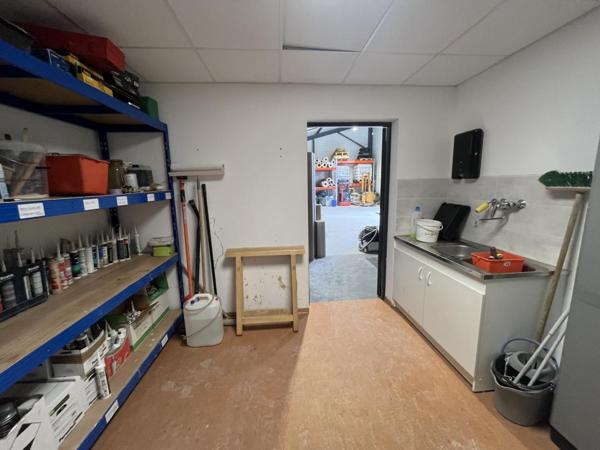 Local bureaux + dépôt Flavin