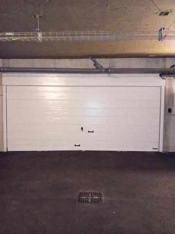 Grand garage avec mezzanine et réserve