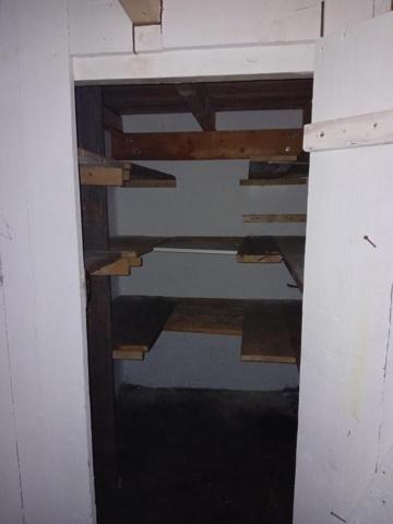 Grand garage avec mezzanine et réserve