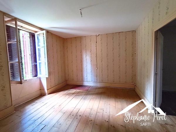 Maison à fort potentiel à La Courtine – Environnement calme et nature !