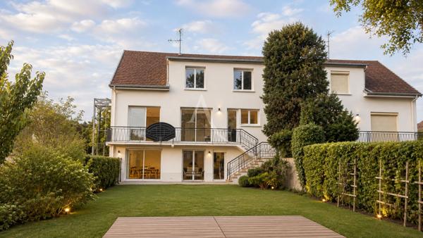Maison de 8 pièces de 191 m² à Saint-Pierre-des-Corps