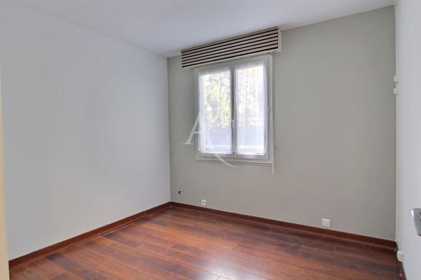 F4 MEUBLÉ 3 CHAMBRES - PARKING COUVERT - TRAPPES