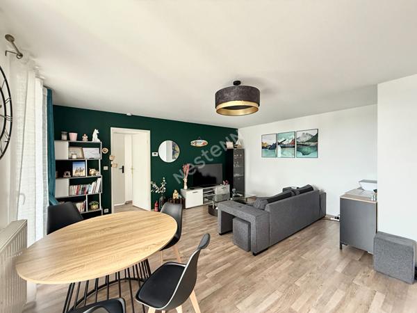 A vendre Angers les hauts de Saint Aubin, Jean Moulin, appartement type 3 décoration soignée, 2 chambres,cuisine aménagée équipée, ascenseur, balcon, place de parking en sous-sol, chauffage individuel. Aucun travaux à prévoir.