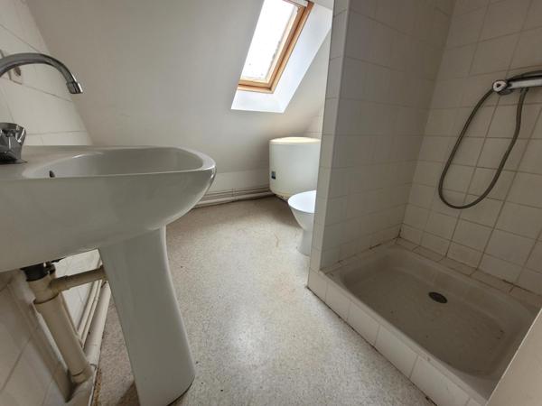 Petit IMMEUBLE sans copro : Bureau + F2 + Studio