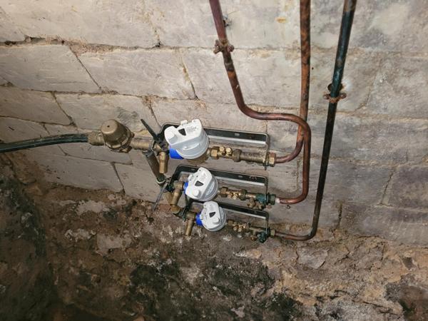 Petit IMMEUBLE sans copro : Bureau + F2 + Studio