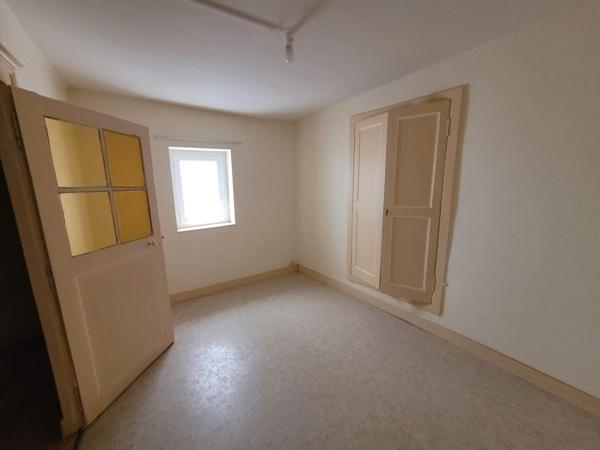 Petit IMMEUBLE sans copro : Bureau + F2 + Studio